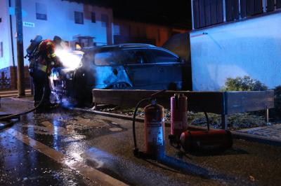 Winnenden-Hertmannsweiler: Weiterer Brandanschlag - Fahrzeug vor Gebaeude in Brand gesteckt - Polizist bei Loeschmassnahmen verletzt